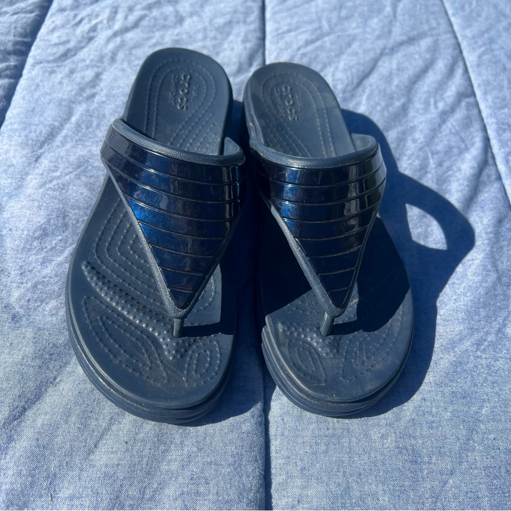 Crocs Monterey Metallic Wedge Thong Sandals Navy Size 6